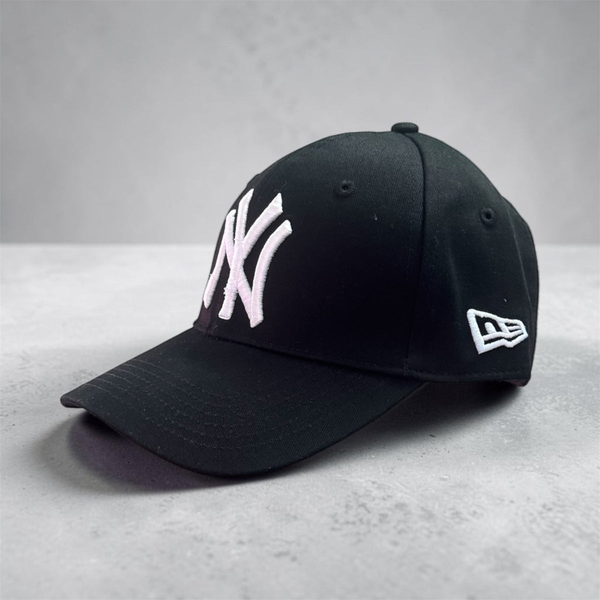 Men’s Black Fitted Cap with Dragon Embroidery | Stylish Baseball Cap